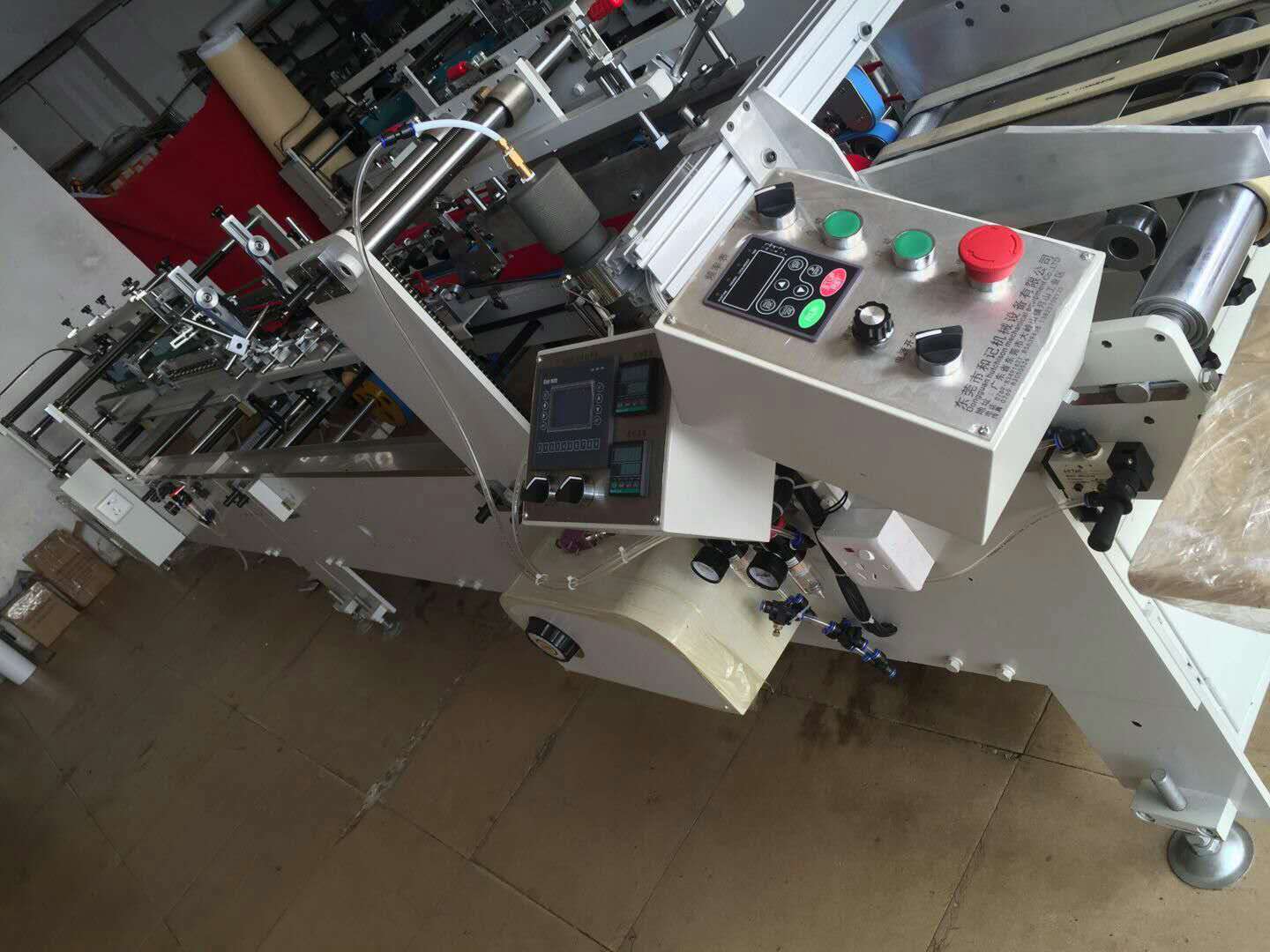 廠(chang)家定制全(quan)自動膠盒(he)糊盒機 PP折(she)盒粘盒機(ji) 不用膠水(shui)粘貼糊盒(he)機