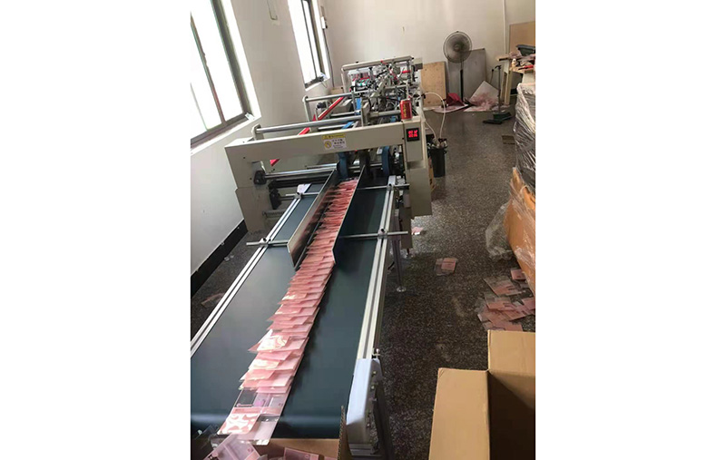 說說(shuo)膠盒折邊(bian)機在運作(zuo)中的原理(li)是什麽？