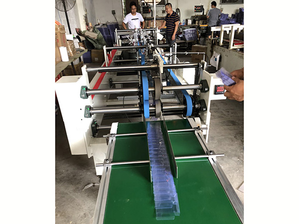 東莞和(he)記PVC,PUR膠盒機(ji)  東莞廠家(jia)批發PET全自(zi)膠盒機塑(su)料盒自動(dong)折邊機高(gao)效全自動(dong)PVC膠盒機