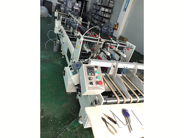 PVC PET透明膠(jiao)盒自動折(she)邊粘盒機(ji) 塑料包裝(zhuang)盒膠盒機(ji)