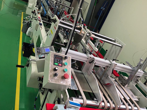 東莞市(shi)和記機(ji)械全自(zi)動膠盒(he)機