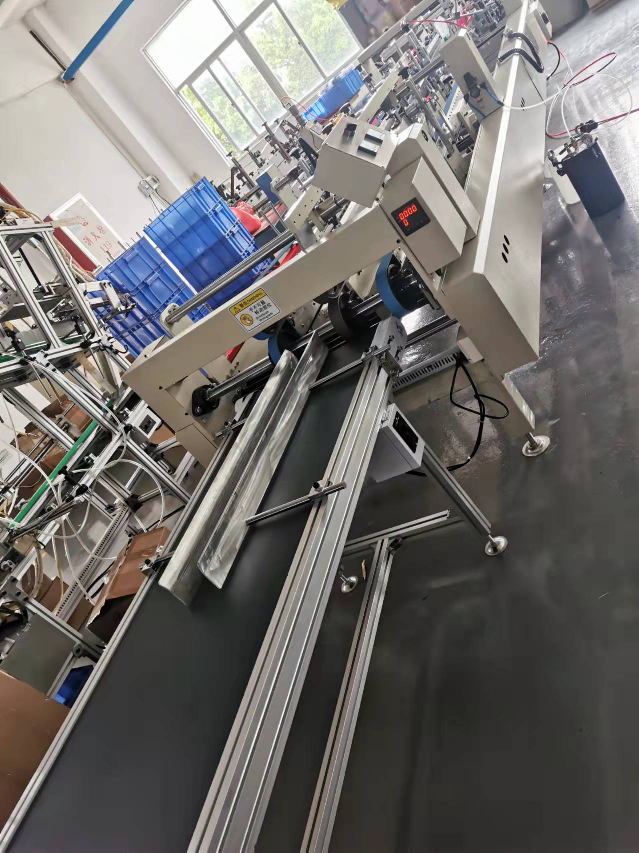 全自(zi)動膠盒機(ji)批發