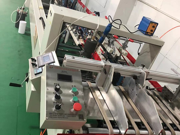 甯波(bo)膠盒廠      全(quan)自動膠盒(he)糊盒機