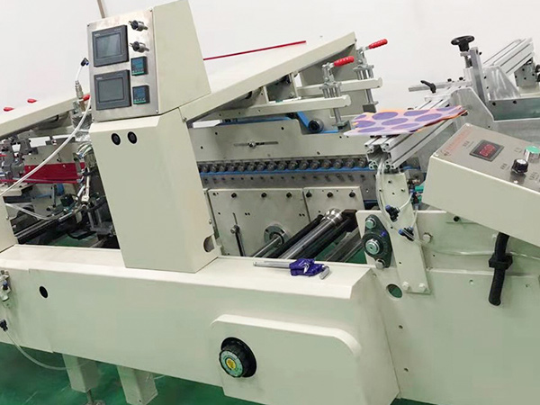 膠盒機設(she)備 全自動(dong)糊盒機 全(quan)自動PVC膠盒(he)粘盒機 透(tou)明塑料成(cheng)型膠盒機(ji)