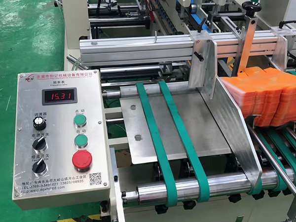 PVC全自(zi)動膠盒機(ji)  專注PVC PET  PP膠盒(he)自動刷膠(jiao)水粘貼