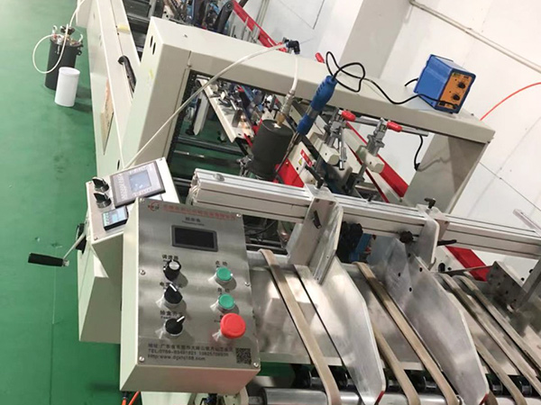 廠家直(zhi)銷 全自動(dong)pvc膠盒糊盒(he)機 透明折(she)盒折邊機(ji) 全自動高(gao)速粘盒機(ji)