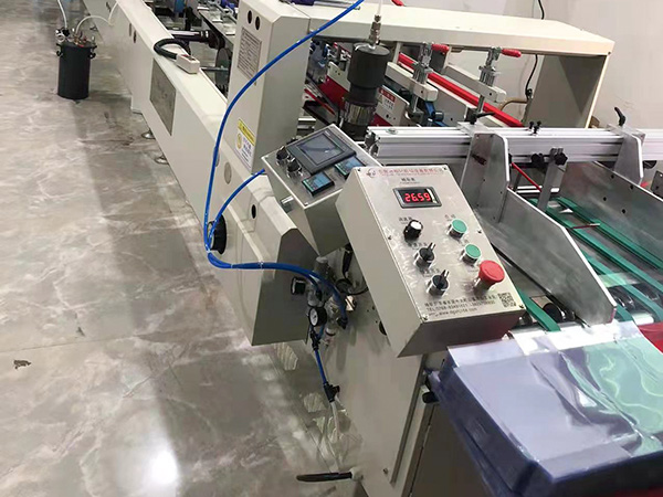 膠盒糊(hu)盒機   PVC PET透(tou)明膠盒(he)自動折(she)邊粘盒(he)機 塑料(liao)包裝盒(he)膠盒機(ji)