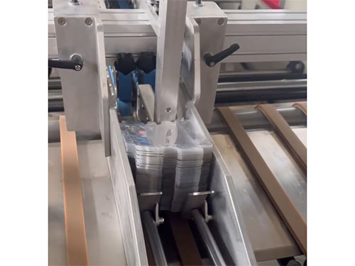 膠盒粘(zhan)貼小盒子(zi)